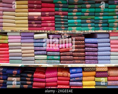 Intérieur d'un magasin de soie indien avec un assortiment de saree de soie Kanchipuram et de lehenga de brocart à Little India, Kuala Lumpur, Malaisie. Banque D'Images