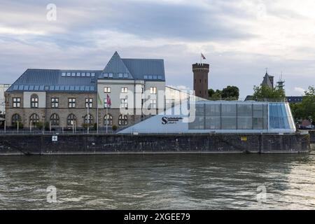 Blick vom Rhein auf auf Köln Blick vom Ausflugsschiff RheinMagie der KD Köln-Düsseldorfer Deutsche Rheinschiffahrt GmbH auf die Kölner Innenstadt, Rheinauhafen, Schokoladenmuseum Köln Nordrhein-Westfalen Deutschland *** vue de Cologne depuis le Rhin vue depuis le bateau d'excursion RheinMagie de KD Köln Düsseldorfer Deutsche Rheinchiffahrt GmbH du centre-ville de Cologne, Rheinauhafen, Rheinauhafen, Rhein, Rheinauhafen musée du chocolat Cologne Rhénanie du Nord-Westphalie Allemagne Copyright : xmarcjohn.dex Banque D'Images
