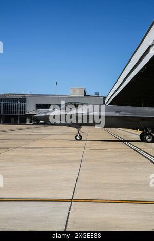 John Rose, un pilote de F-35B Lightning II et officier exécutif du Marine Fighter Attack Squadron (VMFA) 214, Marine Aircraft Group 13, 3rd Marine Aircraft Wing, taxis jusqu'à la ligne de vol dans un F-35A Lightning II affecté au No 75 Squadron de la Royal Australian Air Force à la base de la RAAF Tindal, territoire du Nord, Australie, le 13 juin 2024. Les dirigeants du VMFA-214, un escadron de F-35B de l'USMC, ont piloté le F-35A de la RAAF lors d'un entraînement bilatéral, montrant l'interchangeabilité entre la RAAF et l'aviation de la marine américaine. VMFA-214 a déployé plus de 200 Marines et huit F-35B Lightning II Banque D'Images