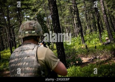 Les soldats de l’armée américaine réagissent au feu au cours d’un exercice d’entraînement situationnel (STX) pendant les phases de champ et de guerre, également connu sous le nom de phase « Whiskey », du cours de transition de spécialité militaire combat Medic (68W) de l’armée américaine organisé par le 254e Institut régional de formation de la Garde nationale de l’armée du New Jersey sur la base interarmées McGuire-dix-Lakehurst, New Jersey, le 29 juin 2024. Les soldats de la Garde nationale de plusieurs états se sont rendus dans le New Jersey pour faire partie de la prochaine génération de soldats spécialisés de la Garde nationale. (Photo de la Garde nationale de l'armée américaine par le SPC Seth Cohen) Banque D'Images
