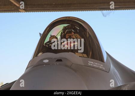 U.S. Marine corps Lt. Col. Robert Guyette, pilote de F-35B Lightning II et commandant du Marine Fighter Attack Squadron (VMFA) 214, Marine Aircraft Group 13, 3rd Marine Aircraft Wing, place un drapeau américain et un drapeau australien dans le cockpit d'un avion F-35A Lightning II de la Royal Australian Air Force affecté à l'escadron 75 de la RAAF avant un vol d'entraînement bilatéral à la base de la RAAF Tindal, territoire du Nord, Australie, le 20 juin 2024. Les dirigeants du VMFA-214, un escadron de F-35B de l'USMC, ont piloté le F-35A de la RAAF lors d'un entraînement bilatéral, montrant l'interchangeabilité entre la RAAF et l'US Marine Banque D'Images