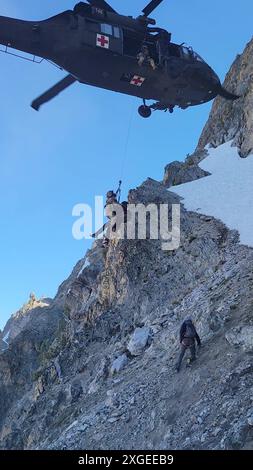 Le State Aviation Group de la Garde nationale de l’Idaho a aidé le Custer County Search and Rescue à sauver un randonneur blessé le 6 juillet sur Thompson Peak de la chaîne Sawtooth, à l’extérieur de Stanley, Idaho. Banque D'Images