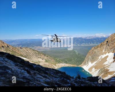 Le State Aviation Group de la Garde nationale de l’Idaho a aidé le Custer County Search and Rescue à sauver un randonneur blessé le 6 juillet sur Thompson Peak de la chaîne Sawtooth, à l’extérieur de Stanley, Idaho. Banque D'Images