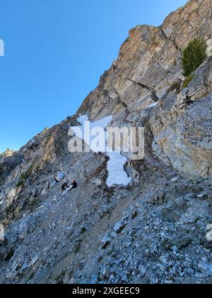 Le State Aviation Group de la Garde nationale de l’Idaho a aidé le Custer County Search and Rescue à sauver un randonneur blessé le 6 juillet sur Thompson Peak de la chaîne Sawtooth, à l’extérieur de Stanley, Idaho. Banque D'Images