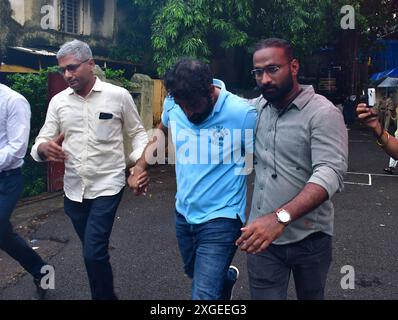 MUMBAI, INDE - 8 JUILLET : L'accusé Rajrishi Rajendrasingh Bidawat est sorti de Sewree court impliqué dans l'affaire de délit de fuite Worli le 8 juillet 2024 à Mumbai, Inde. Un tribunal de Mumbai a accordé la caution au dirigeant de Shiv Sena Rajesh Shah dans l'affaire BMW hit-and-run. Le chauffeur de la famille Shah, Rajrishi Bidawat, également accusé dans l'affaire, a été placé en garde à vue jusqu'à mardi. Le fils du leader du SENA, Mihir Shah (24 ans), conduirait la voiture BMW qui aurait tué une femme, Kaveri Nakhwa (45 ans), et blessé son mari Pradeep alors que le couple était sur leur deux-roues dans la région de Worli à Mumbai sur Sund Banque D'Images