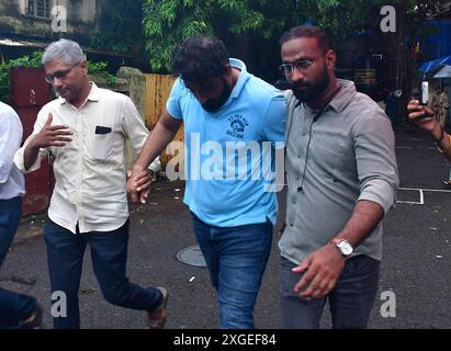 MUMBAI, INDE - 8 JUILLET : L'accusé Rajrishi Rajendrasingh Bidawat est sorti de Sewree court impliqué dans l'affaire de délit de fuite Worli le 8 juillet 2024 à Mumbai, Inde. Un tribunal de Mumbai a accordé la caution au dirigeant de Shiv Sena Rajesh Shah dans l'affaire BMW hit-and-run. Le chauffeur de la famille Shah, Rajrishi Bidawat, également accusé dans l'affaire, a été placé en garde à vue jusqu'à mardi. Le fils du leader du SENA, Mihir Shah (24 ans), conduirait la voiture BMW qui aurait tué une femme, Kaveri Nakhwa (45 ans), et blessé son mari Pradeep alors que le couple était sur leur deux-roues dans la région de Worli à Mumbai sur Sund Banque D'Images