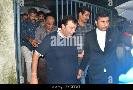 MUMBAI, INDE - 8 JUILLET : L'accusé Rajesh Shah, le père de Mihir Shah qui est sorti de Sewree court impliqué dans l'affaire Worli hit-and-run, a été libéré sous caution par la Sewree court le 8 juillet 2024 à Mumbai, en Inde. Un tribunal de Mumbai a accordé la caution au dirigeant de Shiv Sena Rajesh Shah dans l'affaire BMW hit-and-run. Le chauffeur de la famille Shah, Rajrishi Bidawat, également accusé dans l'affaire, a été placé en garde à vue jusqu'à mardi. Le fils du leader du SENA, Mihir Shah (24 ans), conduirait la voiture BMW qui aurait renversé une femme, Kaveri Nakhwa (45 ans), et blessé son mari Pradeep alors que le couple a eu Banque D'Images