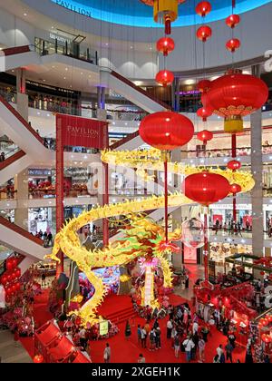 Kuala Lumpur, Malaisie - 12 février 2024 : vue intérieure des magasins avec des décorations du nouvel an chinois avec dragon et lanternes rouges dans le Pavillon Shoppin Banque D'Images