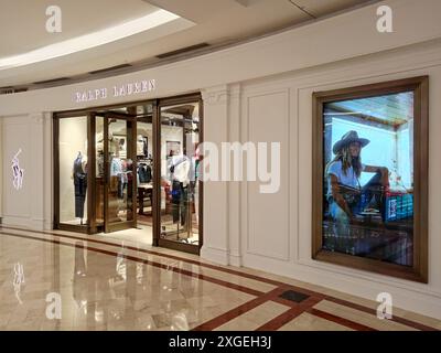 Kuala Lumpur, Malaisie - 14 février 2024 : vue intérieure du magasin Ralph Lauren dans le centre commercial Suria KLCC, un centre commercial de luxe situé à Kuala Banque D'Images