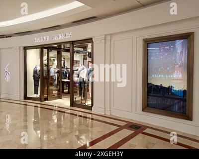 Kuala Lumpur, Malaisie - 14 février 2024 : vue intérieure du magasin Ralph Lauren dans le centre commercial Suria KLCC, un centre commercial de luxe situé à Kuala Banque D'Images