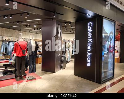 Kuala Lumpur, Malaisie - 14 février 2024 : vue intérieure du magasin Calvin Klein dans le centre commercial Suria KLCC, un centre commercial de luxe situé à Kuala Banque D'Images