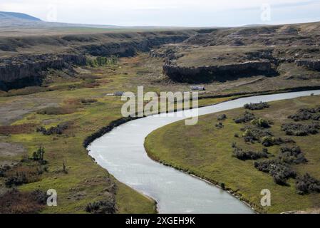 L'eau, la glace et le vent ont érodé le grès dans le parc provincial Writing-on-Stone en Alberta au Canada pour obtenir des formes surréalistes. Banque D'Images