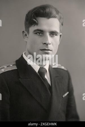 1955 , 17 février , RUSSIE : le héros militaire communiste de la marine soviétique VASILI ARKHIPOV ( Vasily Vasilij AleksandroviÄ , 1926 - 1998 ). Était un officier de la marine soviétique crédité d'avoir empêché un lancement nucléaire soviétique ( et, potentiellement, une guerre nucléaire totale ) pendant la crise des missiles cubains du 27 octobre 1962. Une telle attaque aurait probablement provoqué une réponse thermonucléaire globale majeure. En tant que chef d'état-major de la flottille et commandant en second du sous-marin diesel B-59, Arkhipov refuse d'autoriser le capitaine à utiliser des torpilles nucléaires contre l'United States Navy, une décision exigeant t Banque D'Images