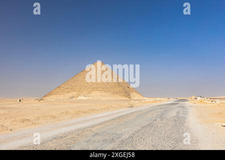 Pyramide rouge (Pyramide du Nord), Pyramide du pharaon Sneferu (Snofru, Snefru), nécropole de Dahshur, désert de Gizeh, gouvernorat de Gizeh, Egypte, Afrique du Nord, Afrique Banque D'Images