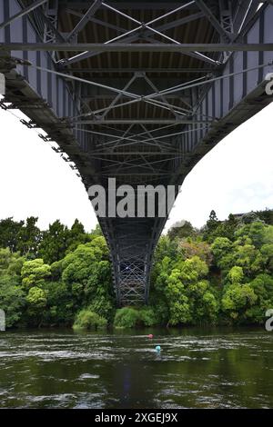 Arc de pont de rivière en acier avec détails de structure visibles de dessous. Lieu : Waikato Nouvelle-Zélande Banque D'Images