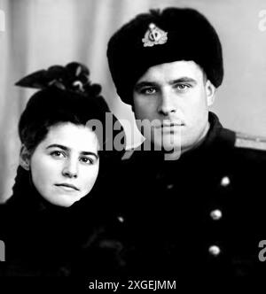 1955 c., RUSSIE : le héros militaire communiste de la marine soviétique VASILI ARKHIPOV ( Vasily Vasilij AleksandroviÄ , 1926 - 1998 ) avec sa femme OLGA ARKHIPOVA . Était un officier de la marine soviétique crédité d'avoir empêché un lancement nucléaire soviétique ( et, potentiellement, une guerre nucléaire totale ) pendant la crise des missiles cubains du 27 octobre 1962. Une telle attaque aurait probablement provoqué une réponse thermonucléaire globale majeure. En tant que chef d'état-major de la flottille et commandant en second du sous-marin diesel B-59, Arkhipov refuse d'autoriser le capitaine à utiliser des torpilles nucléaires contre l'United States Navy, un decisi Banque D'Images