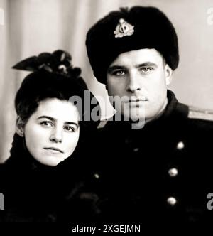 1955 c., RUSSIE : le héros militaire communiste de la marine soviétique VASILI ARKHIPOV ( Vasily Vasilij AleksandroviÄ , 1926 - 1998 ) avec sa femme OLGA ARKHIPOVA . Était un officier de la marine soviétique crédité d'avoir empêché un lancement nucléaire soviétique ( et, potentiellement, une guerre nucléaire totale ) pendant la crise des missiles cubains du 27 octobre 1962. Une telle attaque aurait probablement provoqué une réponse thermonucléaire globale majeure. En tant que chef d'état-major de la flottille et commandant en second du sous-marin diesel B-59, Arkhipov refuse d'autoriser le capitaine à utiliser des torpilles nucléaires contre l'United States Navy, un decisi Banque D'Images