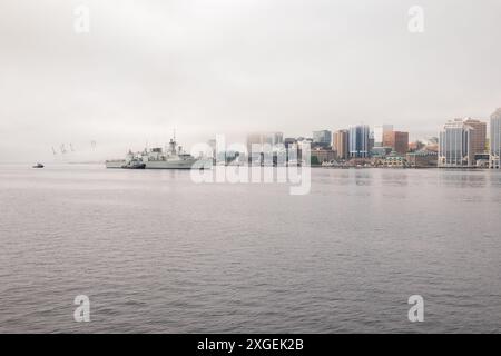 Halifax, N.-É., Canada - 23 juin 2024 : navire militaire par City Waterfront avec Copy-Space Banque D'Images