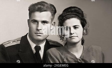 1955 c., RUSSIE : le héros militaire communiste officier de la marine soviétique VASILI ARKHIPOV ( Vasily Vasilij AleksandroviÄ , 1926 - 1998 ) avec sa femme OLGA ARKHIPOVA le jour du mariage . Était un officier de la marine soviétique crédité d'avoir empêché un lancement nucléaire soviétique ( et, potentiellement, une guerre nucléaire totale ) pendant la crise des missiles cubains du 27 octobre 1962. Une telle attaque aurait probablement provoqué une réponse thermonucléaire globale majeure. En tant que chef d'état-major de la flottille et commandant en second du sous-marin diesel B-59, Arkhipov refuse d'autoriser le capitaine à utiliser des torpilles nucléaires contre le United St. Banque D'Images