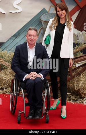 Londres, Royaume-Uni. 08 juillet 2024. Frank Gardner et Elizabeth Rizzini assistent à la première européenne des Twisters au Cineworld de Leicester Square, à Londres. (Photo de Cat Morley/SOPA images/SIPA USA) crédit : SIPA USA/Alamy Live News Banque D'Images