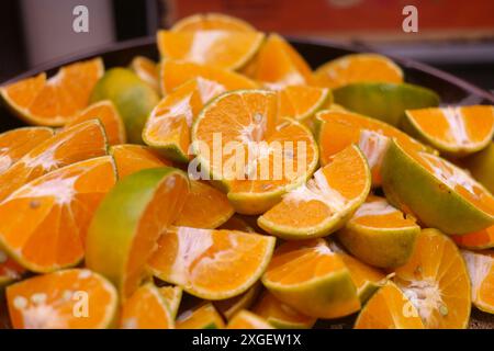 Tranches de mandarines dans une casserole sur une table en bois Banque D'Images