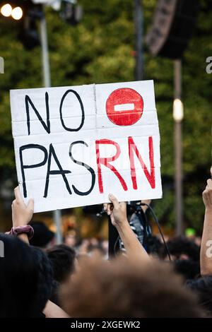 Une pancarte portant la mention « No Pasaran rassemblement National », vue au milieu de la foule sur la place Stalingrad, suite aux résultats des élections législatives françaises. Après avoir perdu le premier tour des élections législatives françaises, la coalition de gauche Nouveau Front populaire remporte le second tour. Des milliers de personnes sont descendues dans les rues et ont célébré la place Stalingrad, devant le siège de la France Insoumise, avec des discours de plusieurs personnalités du parti. Un autre point fort des célébrations a été, inévitablement, la place de République, avec plusieurs enregistrements d'affrontements entre la police et Banque D'Images