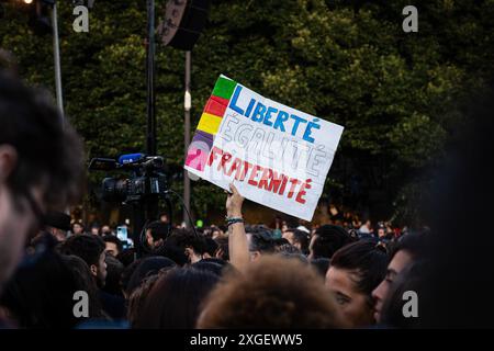 Une pancarte qui dit "liberté, égalité et Fraternité" vue au milieu de la foule sur la place de Stalingrad, suite aux résultats des élections législatives françaises. Après avoir perdu le premier tour des élections législatives françaises, la coalition de gauche Nouveau Front populaire remporte le second tour. Des milliers de personnes sont descendues dans les rues et ont célébré la place Stalingrad, devant le siège de la France Insoumise, avec des discours de plusieurs personnalités du parti. Un autre point fort des célébrations a été, inévitablement, la place de République, avec plusieurs enregistrements d'affrontements entre policiers et Banque D'Images