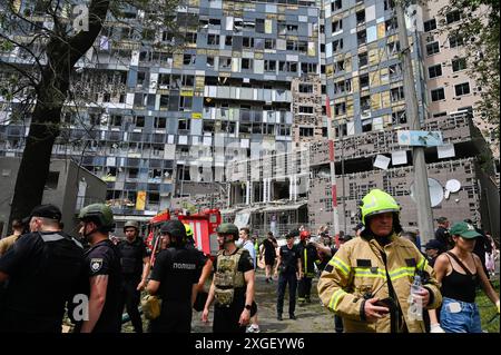 Kiev, Ukraine. 08 juillet 2024. Des policiers et des secouristes sont vus près du bâtiment central de l'hôpital pour enfants Okhmadit qui a été gravement endommagé par une attaque de missiles russes à Kiev. À la suite de l'attaque massive de missiles de l'armée russe sur le territoire de l'Ukraine, 36 personnes ont été tuées et 140 blessées. Crédit : SOPA images Limited/Alamy Live News Banque D'Images