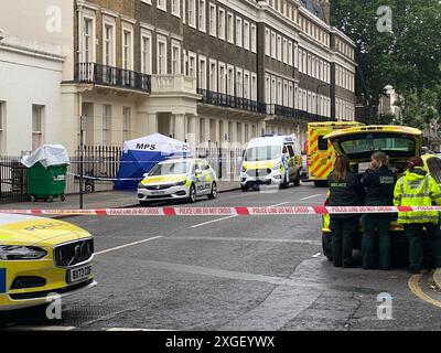 Londres, Royaume-Uni. 08 juillet 2024. Taviton Street, Londres, WC1 a été fermé ce soir après un grave incident. Les services d'urgence ont été appelés à Taviton Street, WC1, pour signaler un souci de bien-être. Des policiers et des ambulanciers paramédicaux du London Ambulance Service se sont rendus sur les lieux. Mais malheureusement, un bébé a été retrouvé mort. Les enquêtes se poursuivent sur les circonstances. Crédit : Michael Preston/Alamy Live News Banque D'Images