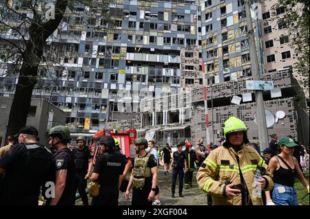 Kiev, Ukraine. 08 juillet 2024. Des policiers et des secouristes sont vus près du bâtiment central de l'hôpital pour enfants Okhmadit qui a été gravement endommagé par une attaque de missiles russes à Kiev. À la suite de l'attaque massive de missiles de l'armée russe sur le territoire de l'Ukraine, 36 personnes ont été tuées et 140 blessées. (Photo de Sergei Chuzavkov/SOPA images/SIPA USA) crédit : SIPA USA/Alamy Live News Banque D'Images