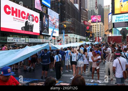 New York City, NY, États-Unis. 8 juillet 2024. Les supporters argentins se réjouissent alors qu'ils se rassemblent à Times Square, New York, le 8 juillet 2024, à la veille du match de demi-finale du tournoi CONMEBOL Copa America 2024 entre l'Argentine et le Canada (crédit image : © William Volcov/ZUMA Press Wire) USAGE ÉDITORIAL SEULEMENT! Non destiné à UN USAGE commercial ! Crédit : ZUMA Press, Inc/Alamy Live News Banque D'Images