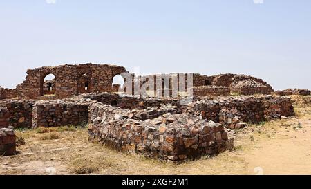 Vue sur les ruines du fort de Tughlaqabad, un fort de la dynastie Tughlaq datant du XIVe siècle, Tughlaqabad, Delhi, Inde. Banque D'Images