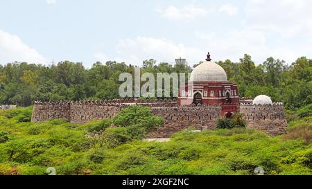 Vue du mausolée de Ghiyasuddin Tughlaq près du fort de Tughlaqabad, Delhi, Inde. Banque D'Images