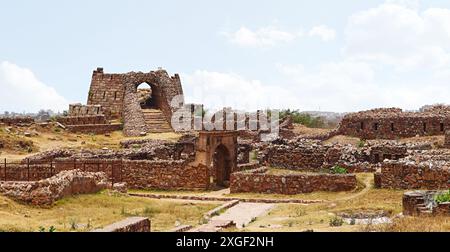 Vue de la Madarsa en ruine et de la tour de guet du fort de Tughlaqabad, monuments du XIVe siècle, Delhi, Inde. Banque D'Images