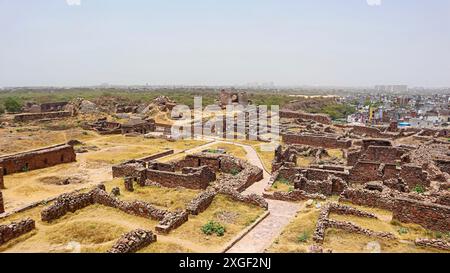 Vue sur les ruines du fort de Tughlaqabad, un fort de la dynastie Tughlaq datant du XIVe siècle, Tughlaqabad, Delhi, Inde. Banque D'Images