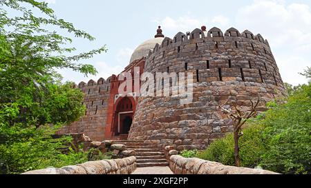 Vue du mausolée de Ghiyasuddin Tughlaq près du fort de Tughlaqabad, Delhi, Inde. Banque D'Images