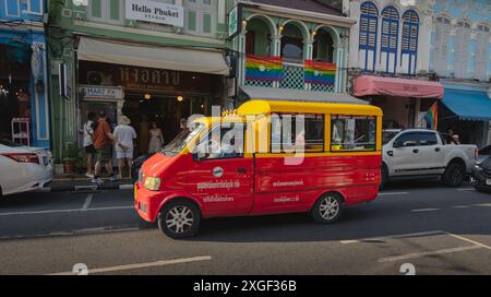 Thaïlande. Phuket couleur rouge et jaune local Tuk Tuk Service de taxi local dans la vieille ville avec des bâtiments sino-portugais. Commerces et restaurants dans la vieille ville. Banque D'Images