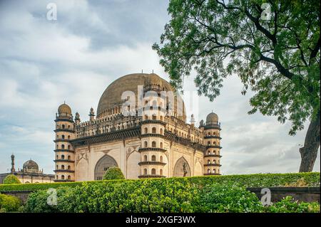 Vintage Old Heritage Gol Gumbaz est le mausolée du roi Mohammed Adil Shah, sultan de Bijapur. La construction de la tombe a commencé en 1556 Karnataka Banque D'Images