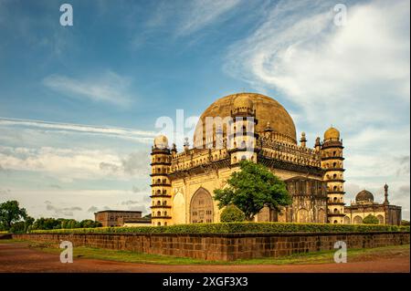 Vintage Old Heritage Gol Gumbaz est le mausolée du roi Mohammed Adil Shah, sultan de Bijapur. La construction de la tombe a commencé en 1556 Karnataka Banque D'Images