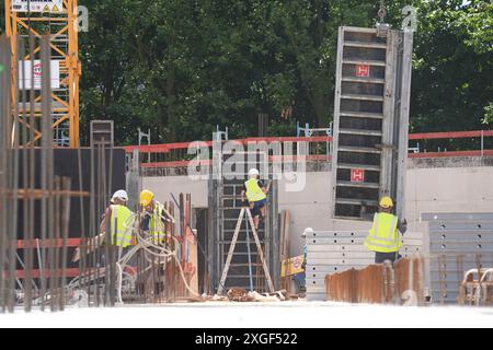 Hambourg, Allemagne. 08 juillet 2024. Les ouvriers de la construction travaillent sur un chantier de construction. Crédit : Marcus Brandt/dpa/Alamy Live News Banque D'Images