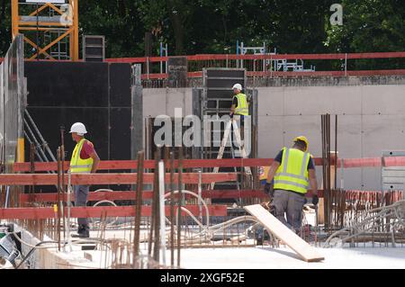 Hambourg, Allemagne. 08 juillet 2024. Les ouvriers de la construction travaillent sur un chantier de construction. Crédit : Marcus Brandt/dpa/Alamy Live News Banque D'Images