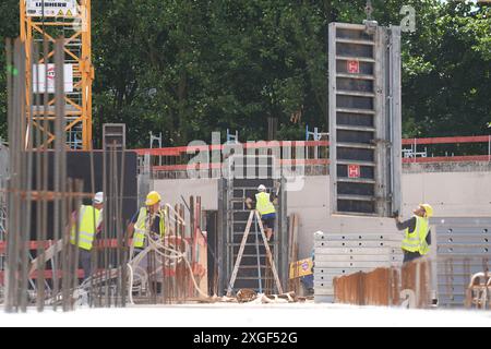 Hambourg, Allemagne. 08 juillet 2024. Les ouvriers de la construction travaillent sur un chantier de construction. Crédit : Marcus Brandt/dpa/Alamy Live News Banque D'Images