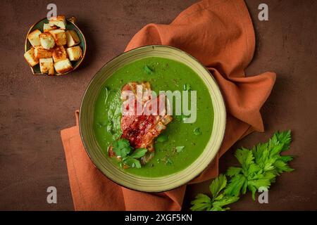 Purée verte, avec bacon et croûtons, maison, pas de gens Banque D'Images