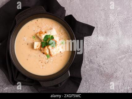 Soupe à la crème, soupe écrasée, beige, champignon, oignon, chou-fleur, soupe végétarienne Banque D'Images