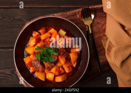 Pommes de terre cuites avec de la viande, dans une sauce tomate, avec des épices et des herbes, pas de gens Banque D'Images