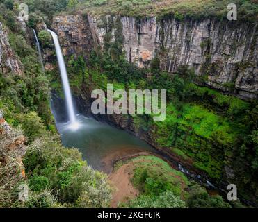 Haute cascade dans un canyon, Mac-Mac Falls, longue exposition, près de Graskop, Mpumalanga, Afrique du Sud Banque D'Images