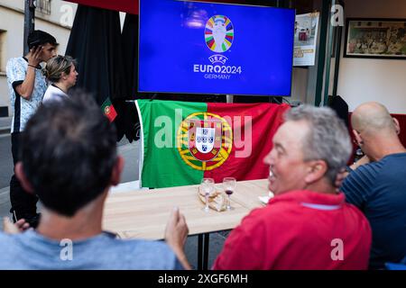 Paris, France. 05 juillet 2024. Fans de football portugais vus sur une terrasse de café dans le 14ème arrondissement de Paris, regardant la retransmission télévisée du match de l'Euro 2024 entre le Portugal et la France. Plusieurs dizaines de fans de l'équipe nationale portugaise de football se sont réunis dans un café portugais à Paris pour regarder la retransmission télévisée du match des quarts de finale entre le Portugal et la France à l'Euro 2024. Crédit : SOPA images Limited/Alamy Live News Banque D'Images