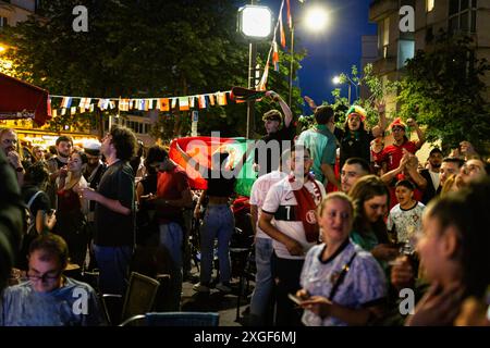 Paris, France. 05 juillet 2024. Fans de football portugais vus sur une terrasse de café dans le 14ème arrondissement de Paris, regardant la retransmission télévisée du match de l'Euro 2024 entre le Portugal et la France. Plusieurs dizaines de fans de l'équipe nationale portugaise de football se sont réunis dans un café portugais à Paris pour regarder la retransmission télévisée du match des quarts de finale entre le Portugal et la France à l'Euro 2024. Crédit : SOPA images Limited/Alamy Live News Banque D'Images