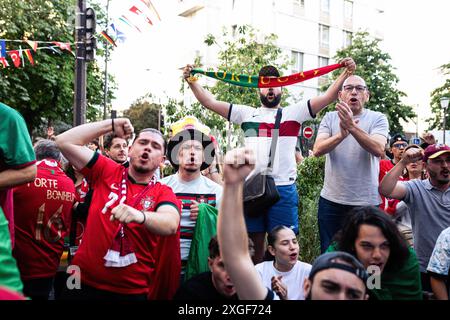 Paris, France. 05 juillet 2024. Les fans de football portugais chantent sur une terrasse de café dans le 14ème arrondissement de Paris, lors de la diffusion télévisée du match de l'Euro 2024 entre le Portugal et la France. Plusieurs dizaines de fans de l'équipe nationale portugaise de football se sont réunis dans un café portugais à Paris pour regarder la retransmission télévisée du match des quarts de finale entre le Portugal et la France à l'Euro 2024. (Photo de Telmo Pinto/SOPA images/SIPA USA) crédit : SIPA USA/Alamy Live News Banque D'Images