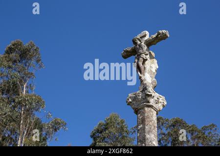 Ancienne croix en pierre sculptée appelée Cruceiro. Galice, Espagne. Angle bas. Copier l'espace Banque D'Images